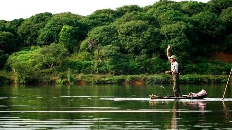 Lặng yên soi bóng bên hồ Ao Châu thơ mộng