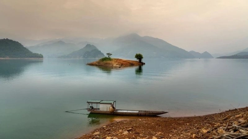 Hồ Hòa Bình thơ mộng như tranh vẽ hữu tình