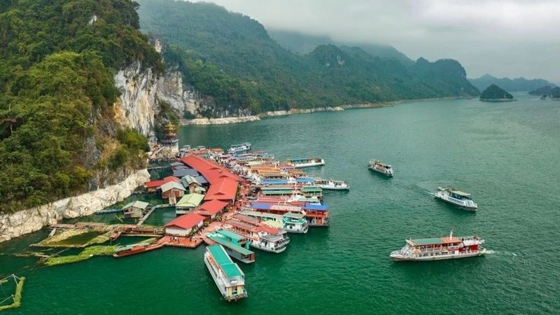 Du ngoạn hồ Hòa Bình để quên hết ưu phiền