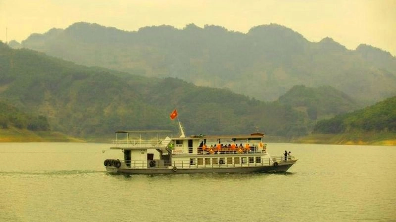 Hồ Hòa Bình thanh bình, níu chân lữ khách