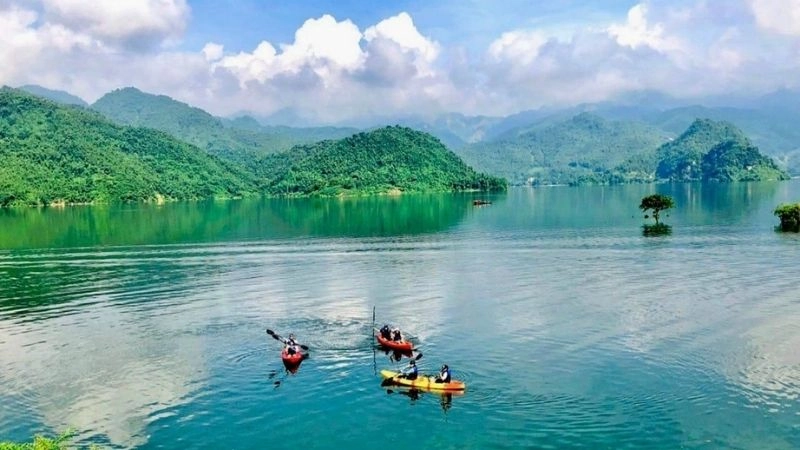Trải nghiệm bình yên giữa lòng hồ Hòa Bình