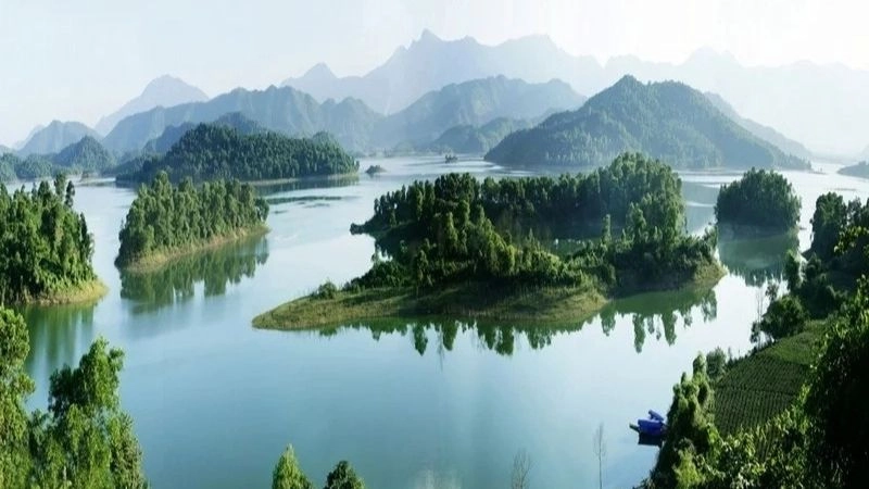 Khu du lịch hồ Núi Cốc nổi bật giữa thiên nhiên