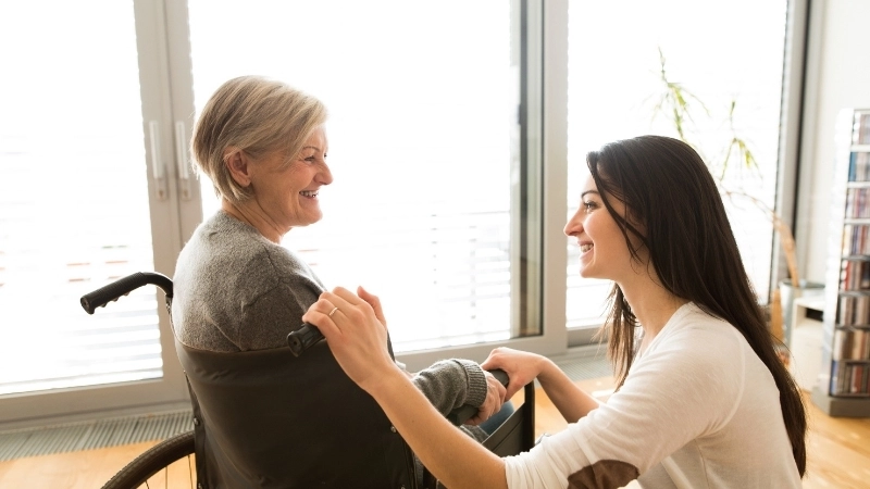 Những điều cần lưu ý khi chăm sóc người già trong gia đình