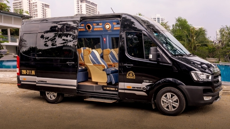 Xe khách và xe limousine là phương tiện được lựa chọn nhiều nhờ sự tiện lợi và đa dạng