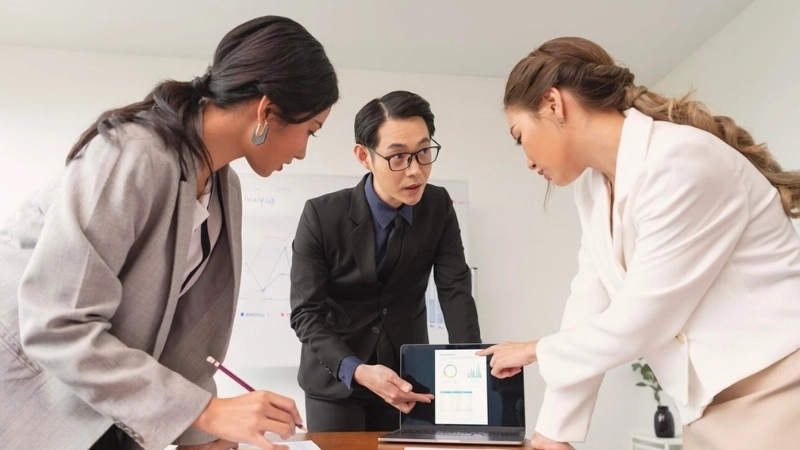 Việc gặp phải đồng nghiệp khó chịu là điều khó tránh