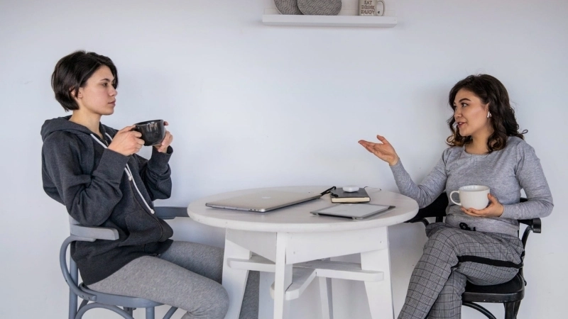 Nói chuyện với người khác là cách đơn giản nhưng hiệu quả để giải tỏa áp lực