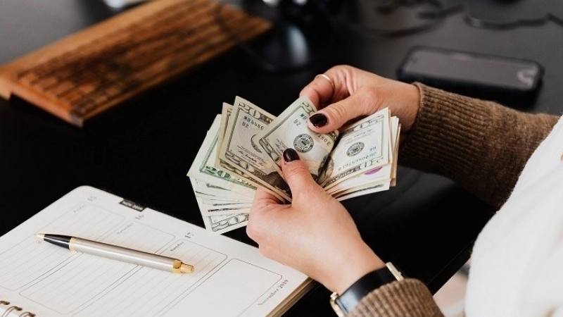 Tránh mua sắm theo cảm xúc hoặc khuyến mãi