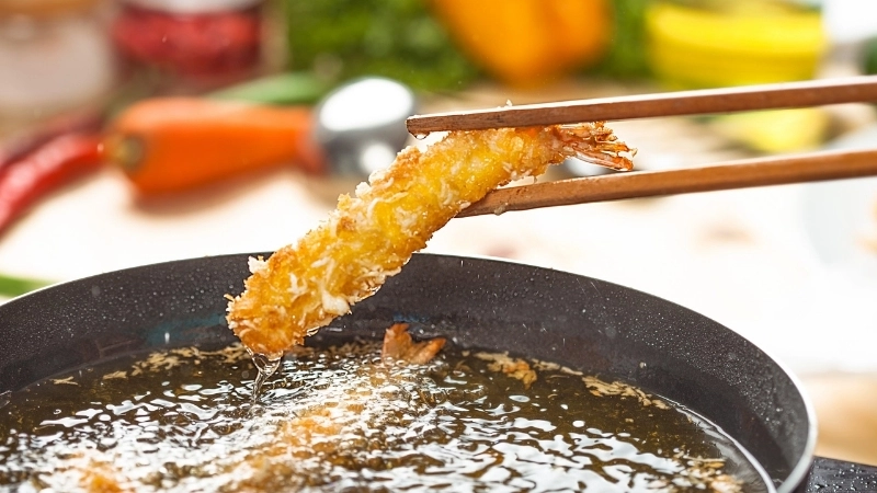 Làm khô thực phẩm giúp chiên giòn và ít bắn dầu