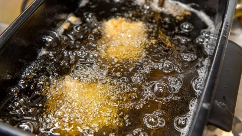 Tác hại của việc dùng quá nhiều dầu khi nấu ăn