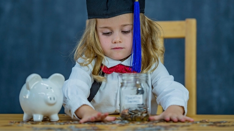 Tiết kiệm từ sớm giúp con giảm áp lực tài chính trong tương lai