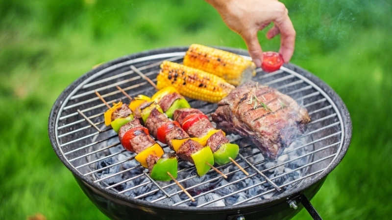 Buổi tiệc BBQ giúp mọi người thêm gần gũi gắn bó
