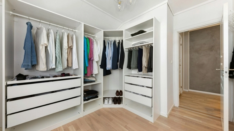 Xếp quần áo theo chiều dọc để tiết kiệm không gian