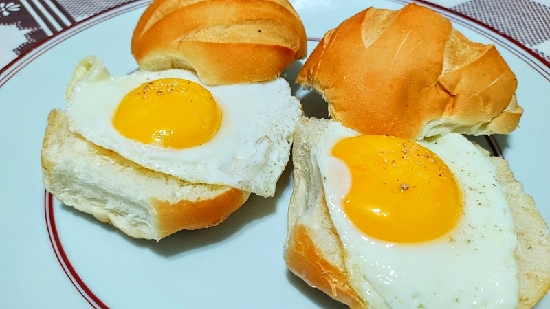 Bánh mì kèm trứng ốp la là món ăn sáng kinh điển