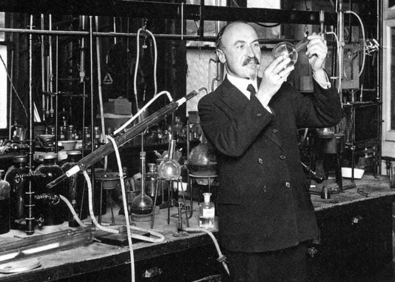 Khám phá lịch sử ra đời của nhựa tổng hợp Bakelite