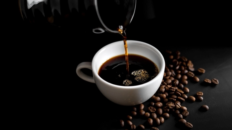 Hạn chế caffeine và chất kích thích trước khi ngủ