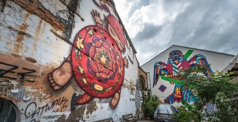 Sống động từng góc chụp với tranh tường phố cổ Phuket