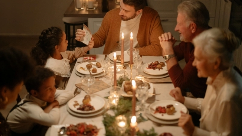 Khi cả nhà quây quần bên mâm cơm là thời điểm lý tưởng để kết nối