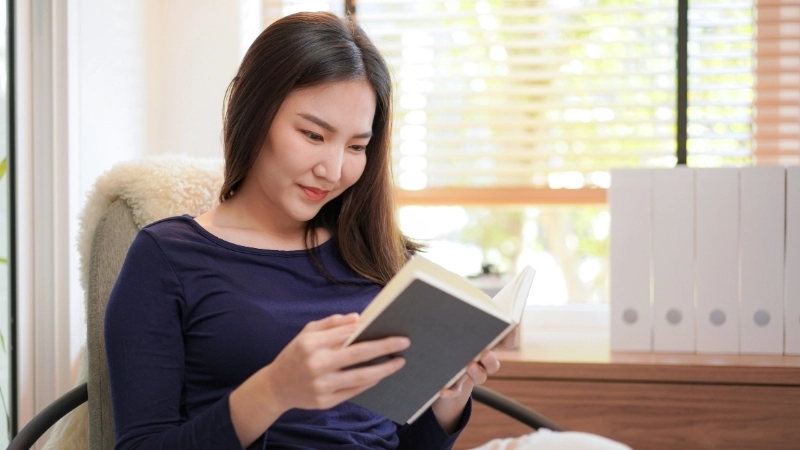 Đọc sách, nghe sách nói hoặc học điều mới