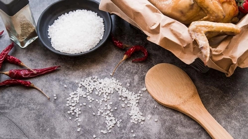 Khi ăn mặn thường xuyên, vị giác sẽ quen với độ mặn cao