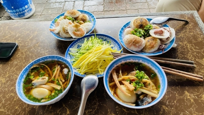 Thưởng thức ẩm thực địa phương cũng là cách gián tiếp hỗ trợ cộng đồng