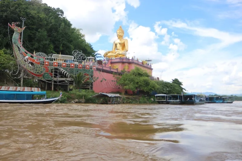 Góc nhìn thú vị từ cảnh sông Tam Giác Vàng