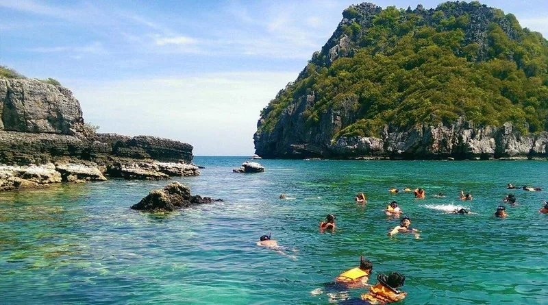 Vườn quốc gia Angthong nổi bật với cảnh quan biển đảo