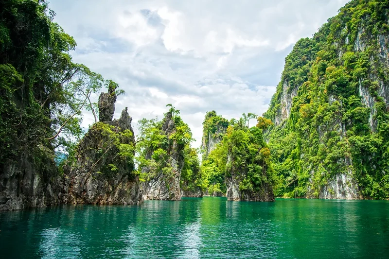 Vườn quốc gia Khao Sok có nhiều hang động kỳ ảo