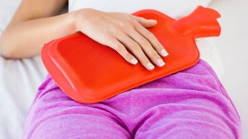 Chườm nóng lên bụng bằng đệm sưởi ấm hoặc chai nước nóng giúp thư giãn cơ, giảm đau bụng kinh
