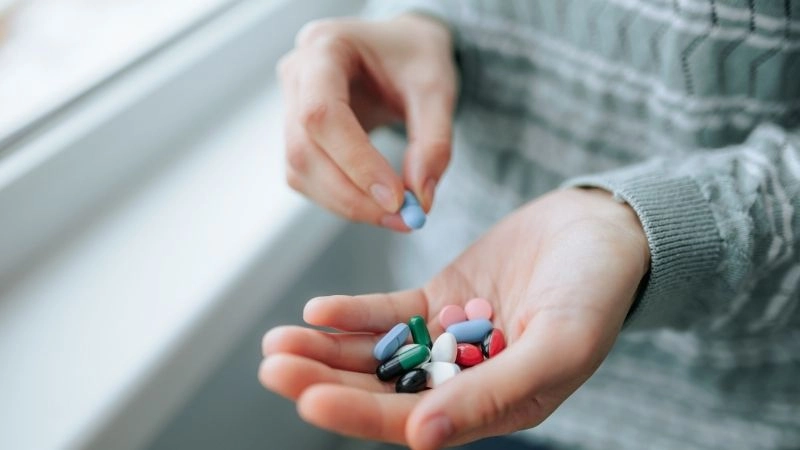 Uống thuốc giảm đau hạ sốt cho người không kê đơn