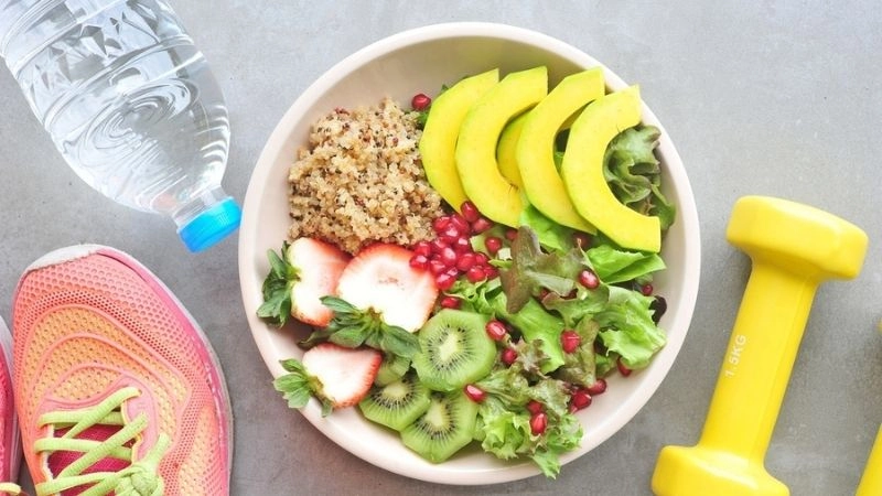 thường xuyên tập luyện thể thao và thay đổi chế độ ăn uống hàng ngày sẽ góp phần cải thiện phần nào các cơn đau do viêm khớp