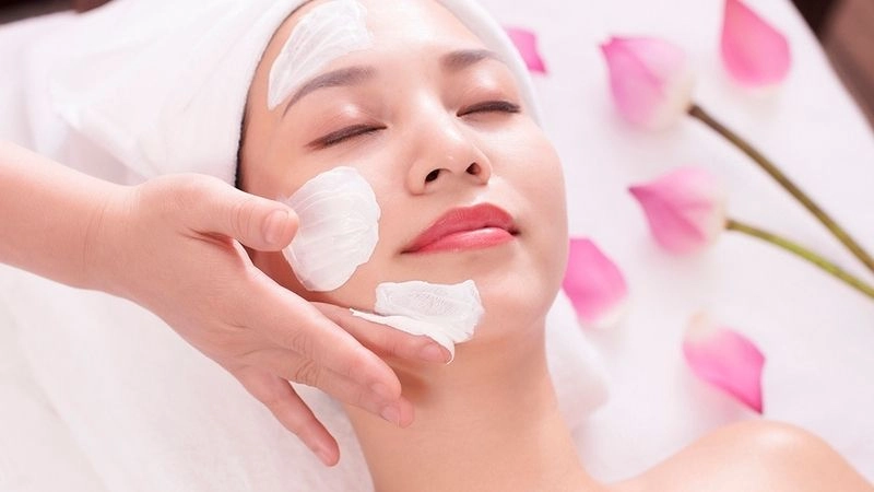 uốn da đẹp Thoa kem chống nắng và che chắn cẩn thận khi ra ngoài