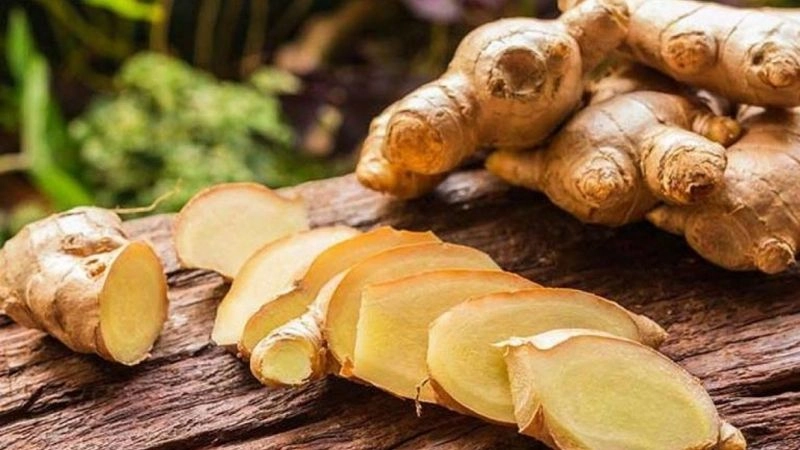 Gừng là một cái tên đứng đầu bảng với hoạt chất gingerol có khả năng chống viêm cực mạnh