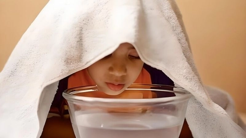 Việc xông mặt bằng nước ấm có tác dụng cấp ẩm cho niêm mạc mũi