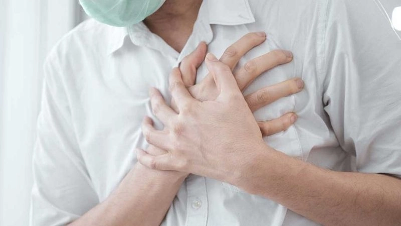 Đau ngực do ung thư phổi thường trở nên nghiêm trọng hơn