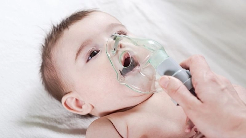 Khi virus RSV đi vào hệ hô hấp trên của trẻ 