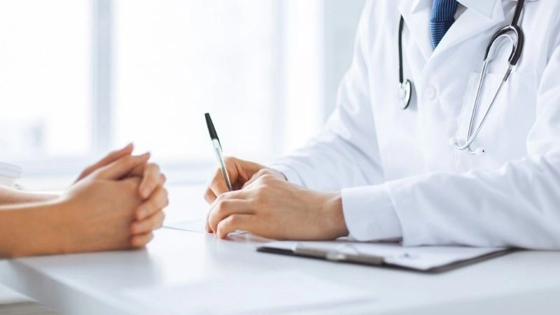 Khi có bất kỳ triệu chứng nào của RA, bạn cần đi khám càng sớm càng tốt