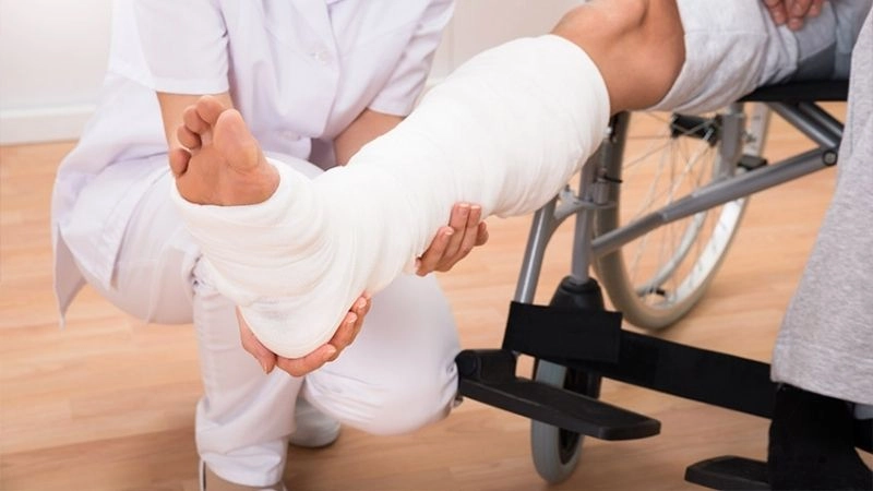 Điều trị gãy xương ẽ phụ thuộc vào mức độ và vị trí của vết gãy