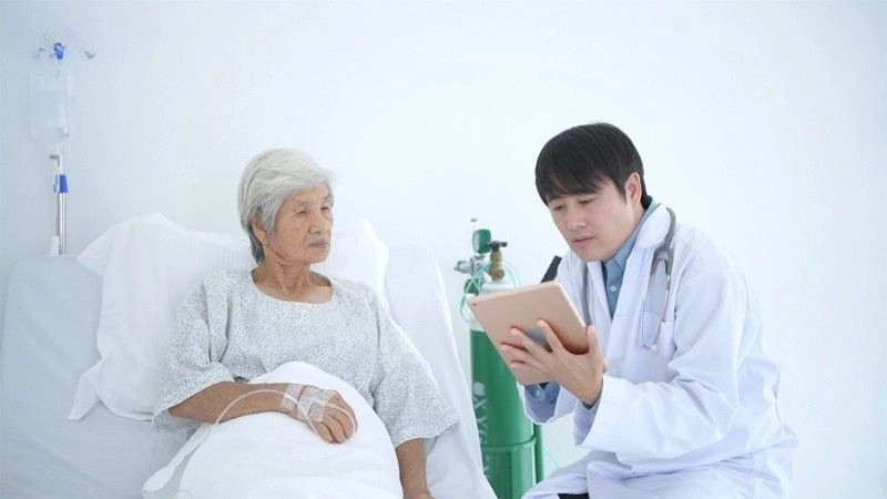 Bệnh nhân viêm não cần nhập viện ngay lập tức để hạn chế nguy cơ tổn thương não 