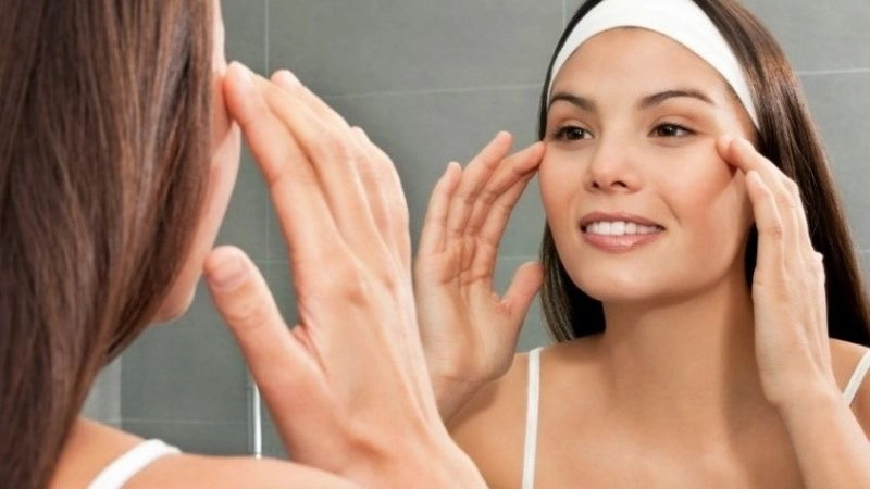 Mát xa mắt giúp phòng ngừa đục thủy tinh thể