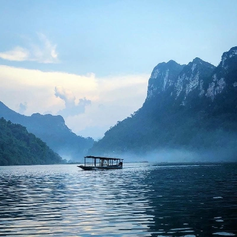 Vẻ đẹp đặc trưng của Ba Bể phủ trong làn sương mỏng