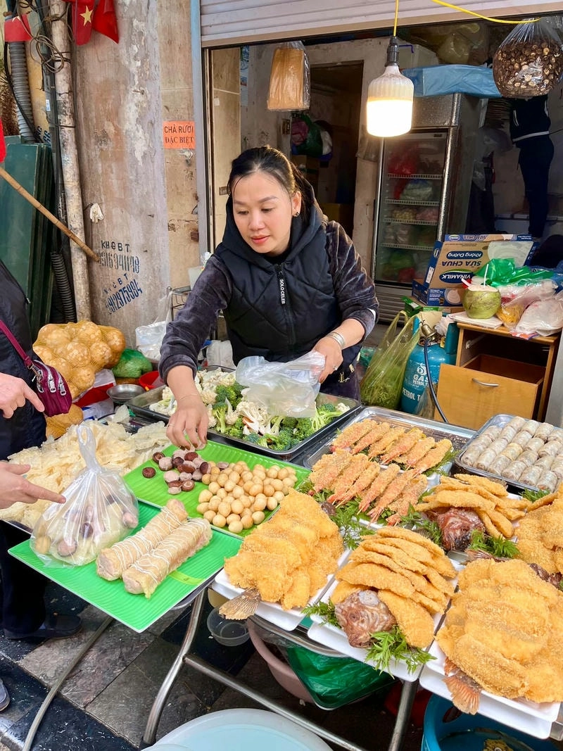 Quán nhỏ Hội An phục vụ bánh mì Phượng nổi tiếng