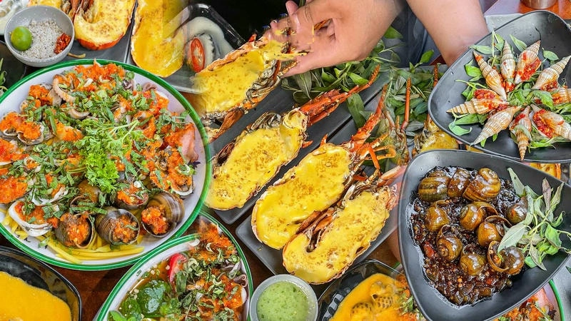 Quán ăn đường phố Sài Gòn tấp nập thực khách