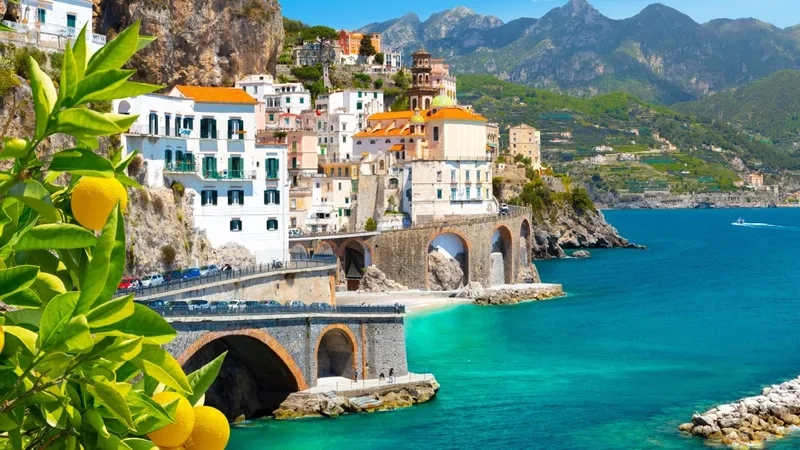 Amalfi Coast thơ mộng với biển xanh ngọc bích