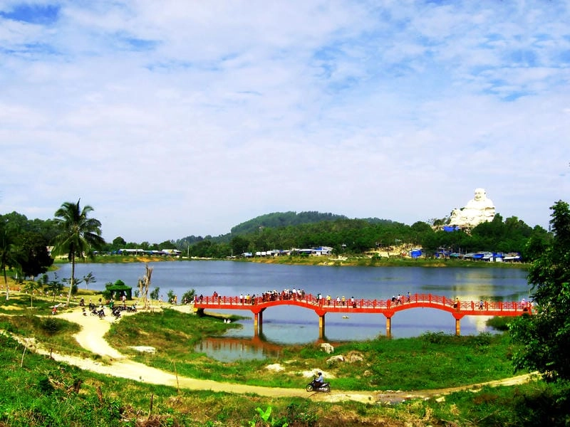Núi An Giang hùng vĩ giữa mây trời bao la