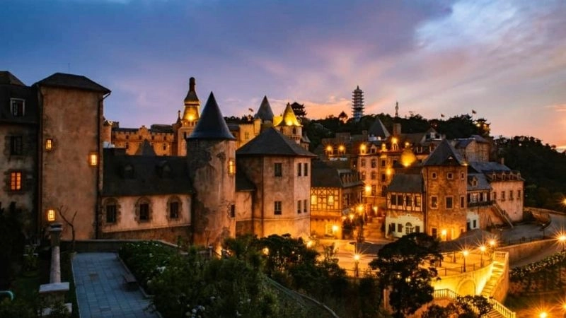 Núi Bà Nà Hills chìm trong làn mây bảng lảng