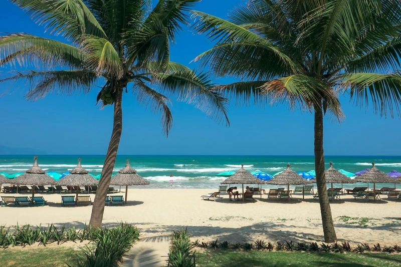 Biển Mỹ Khê Đà Nẵng xanh biếc dưới nắng vàng