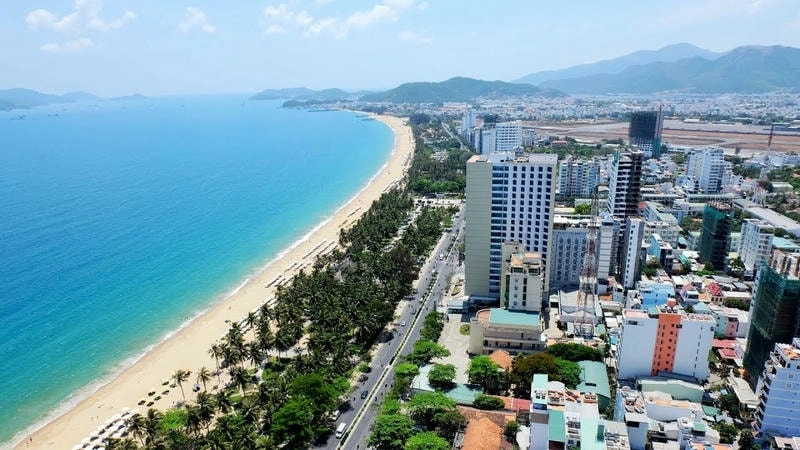 Bãi biển Nha Trang rực rỡ dưới ánh nắng vàng