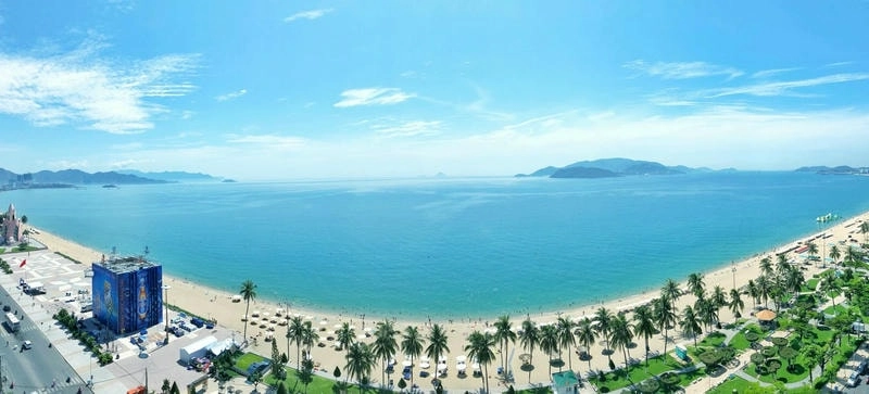 Bãi biển Nha Trang lấp lánh sóng xanh biếc