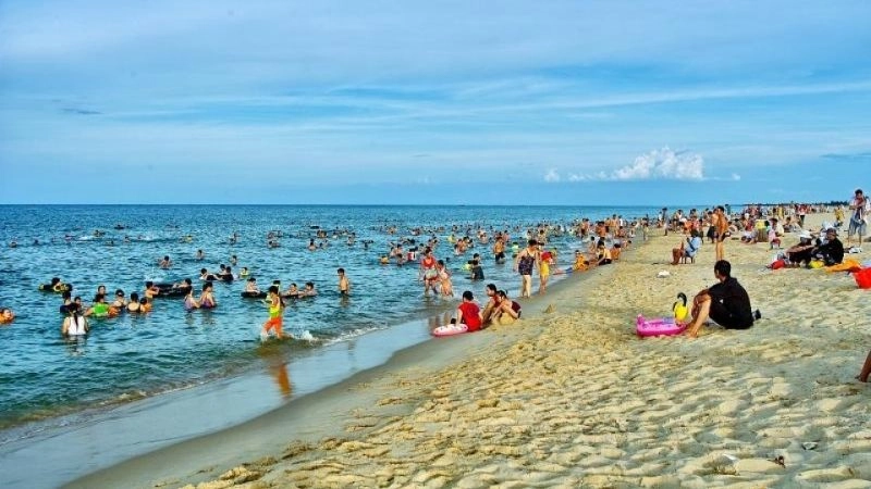 Cảnh biển Nhật Lệ sóng vỗ nhẹ nhàng thơ mộng