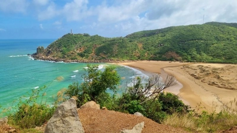 Cảnh biển Bãi Môn sóng vỗ nhẹ nhàng mát lành